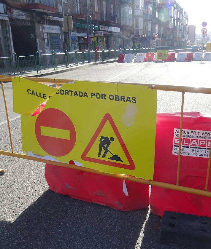 Imagen secundaria 2 - Arriba, cruce abierto al tráfico de Doctor Montero con Nicasio Pérez y Pérez Galdós. Debajo, a la izquierda, acceso a Doctor Montero desde Vadillos y Luis Braille. A la derecha, el corte del túnel por la calle Casasola.