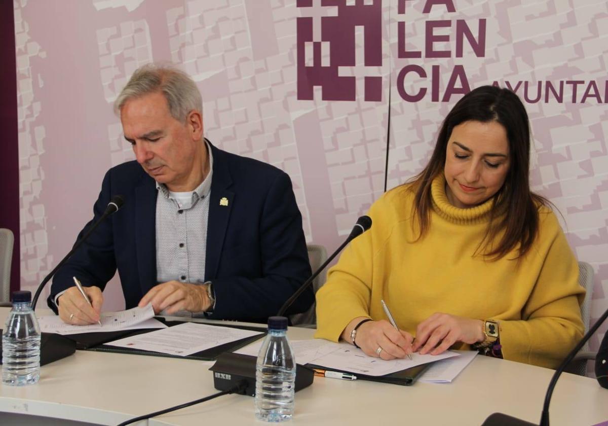 El subdelegado del Gobierno en Palencia y la alcaldesa firman el protocolo de ayuda a las mujeres.