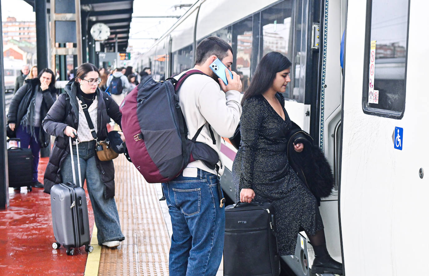 Usuarios de Renfe en una imagen de archivo.