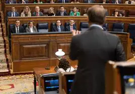 Feijóo se dirige a Sánchez el miércoles en el Congreso.