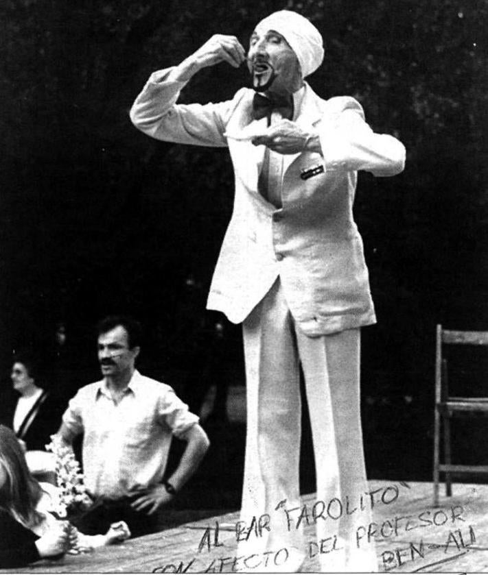 Imagen secundaria 2 - Tres imágenes de Ben Alí en plena actuación. Arriba con Irma de Afri, en el carnaval y en una postal dedicada al bar Farolito.