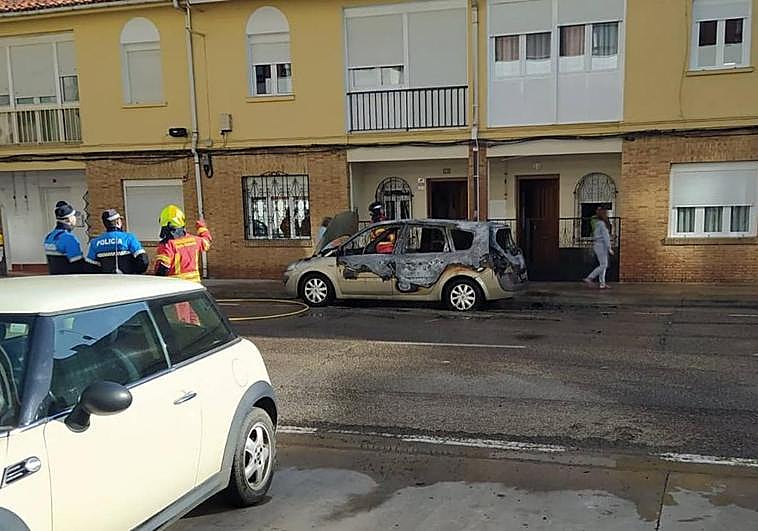 Vehículo que ha ardido en la calle San Antonio.