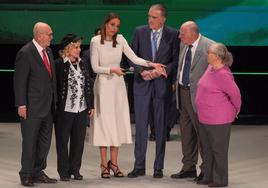 Eva González junto a Juan y Medio, en la gala de la entrega de las Medallas de Andalucía.