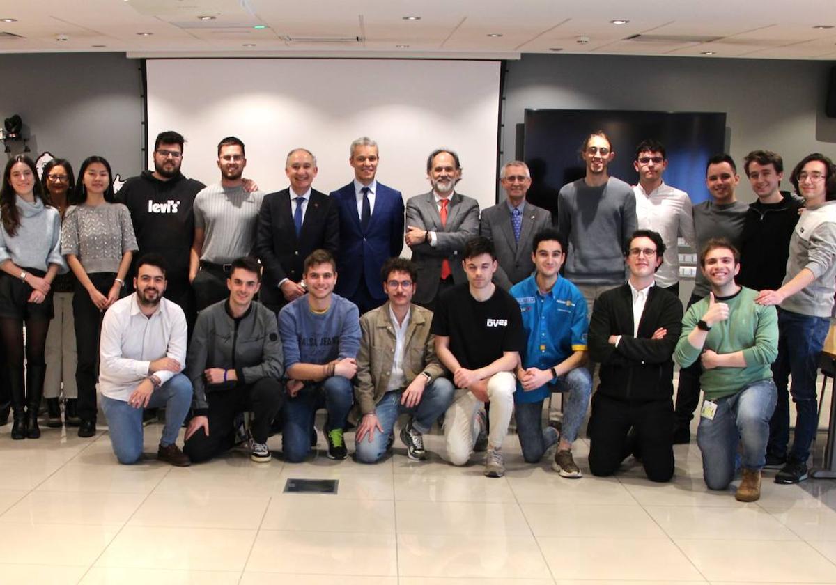 El rector posa con directivos de Michelin Valladolid y asistentes a los seminarios.