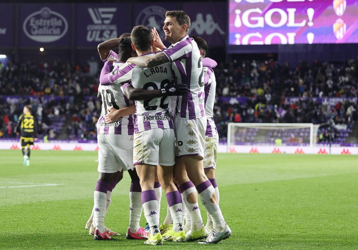 Los jguadores del Pucela celebran un tanto ante el Oviedo el pasado viernes.