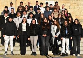 La mayor parte de los quintos de este año se reunieron para hacer una foto de familia