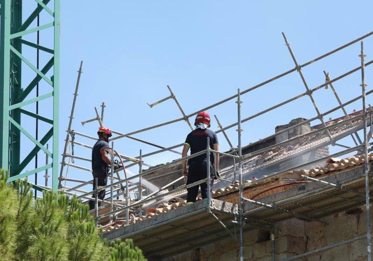 Bomberos de la Diputación refrescan el santuario de Alconada.