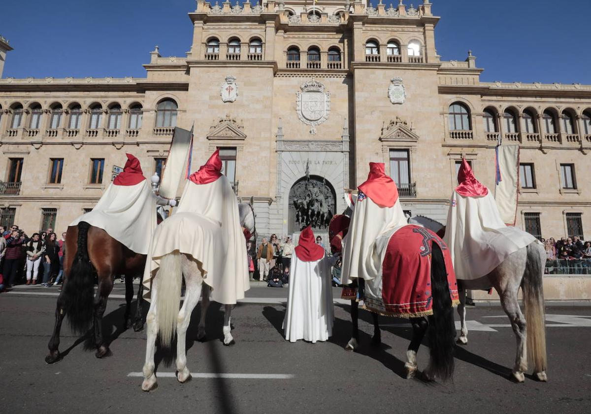 Pregón de la cofradía de las Siete Palabras, frente a la Academia de Caballería de Valladolid.