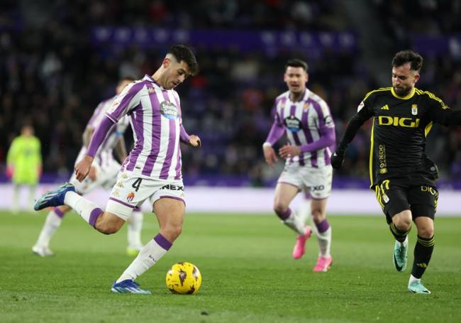 Víctor Meseguer se dispone a golpear el balón ante el Oviedo