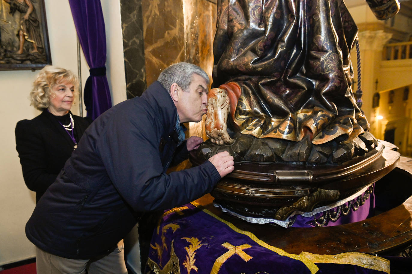 Las imágenes del besapié en la iglesia de Nuestro Padre Jesús Nazareno