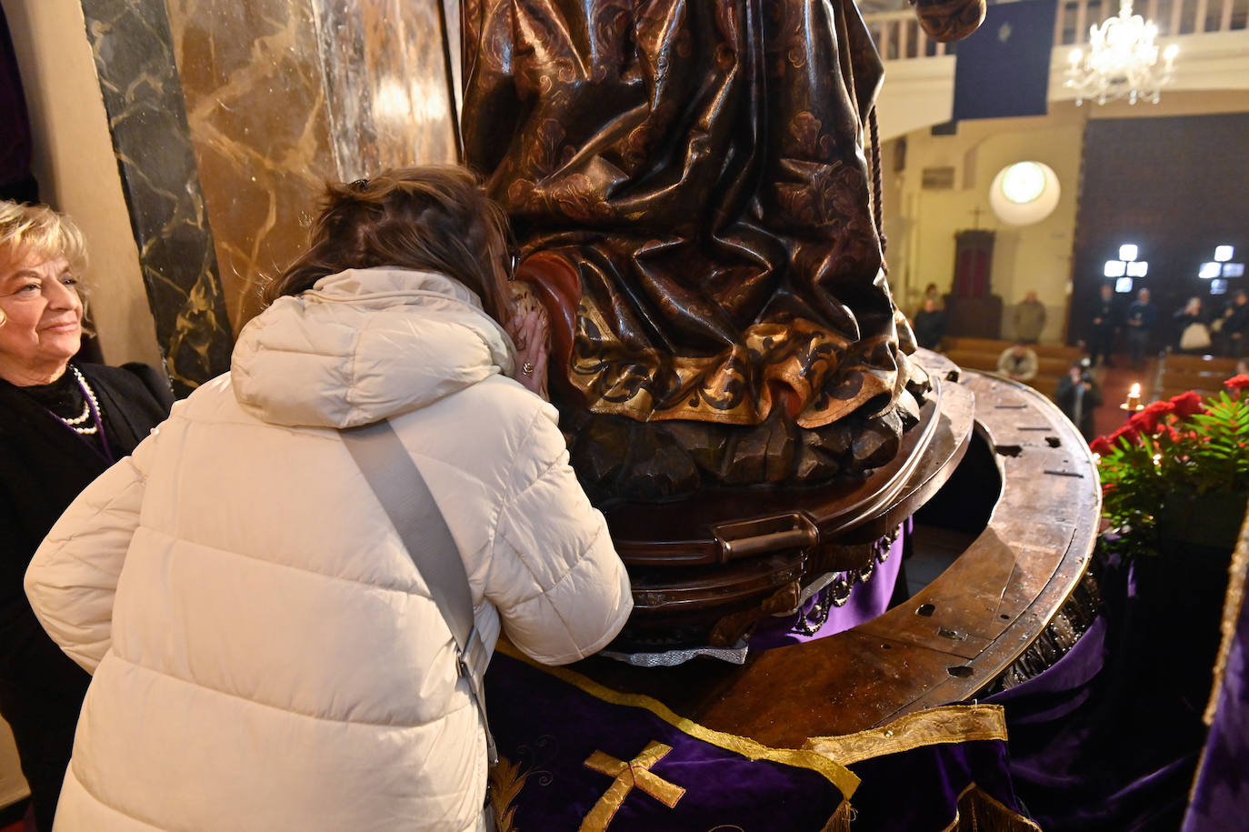 Las imágenes del besapié en la iglesia de Nuestro Padre Jesús Nazareno