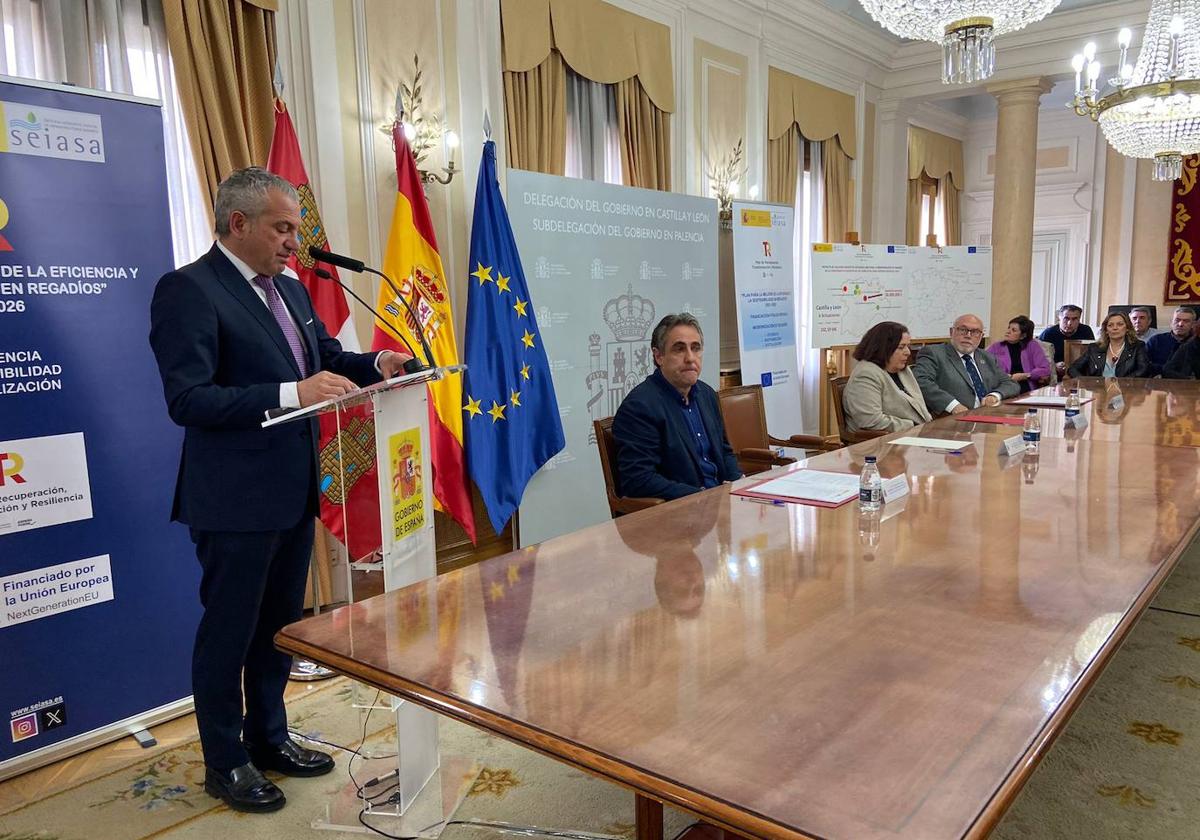 El delegado del Gobierno, Nicanor Sen, en la firma del convenio en la Subdelegación con representantes de los regantes y de Seiasa.