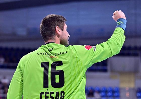 César Pérez celebra una parada durante un encuentro.