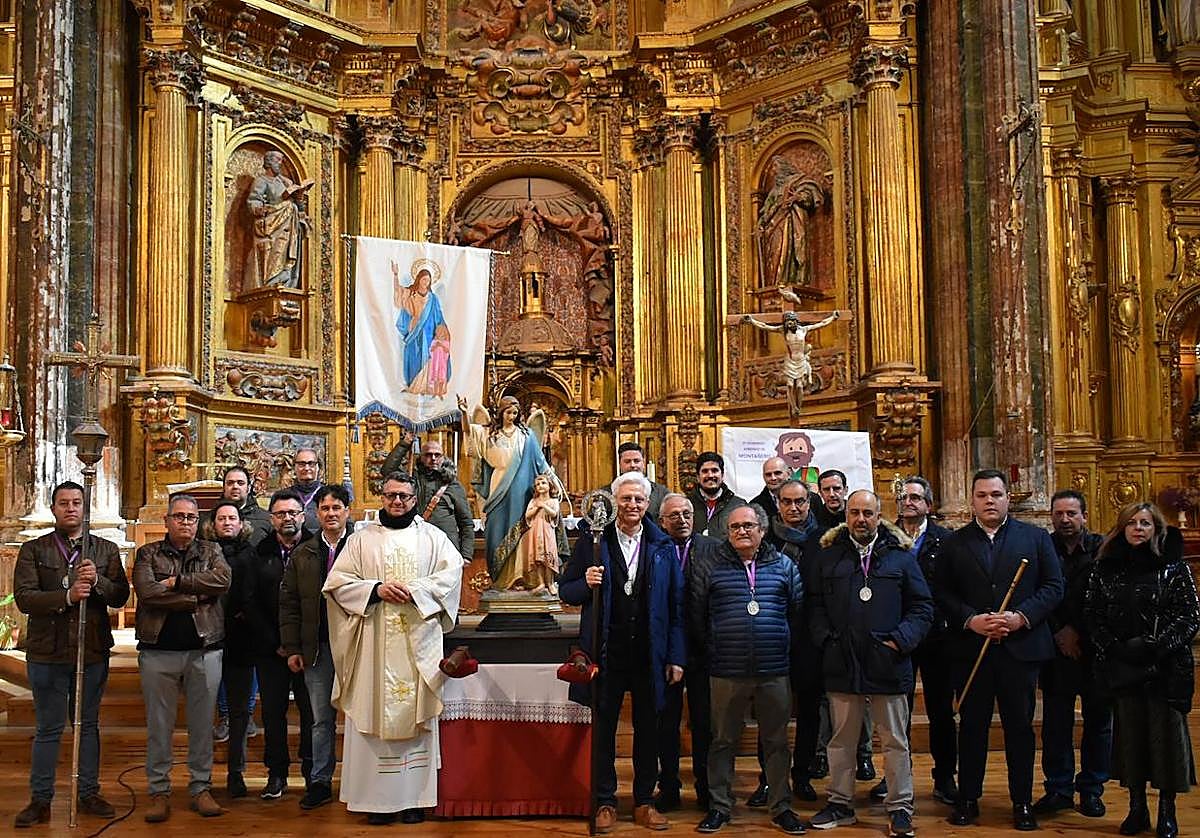 Los cofrades y miembros de la corporación