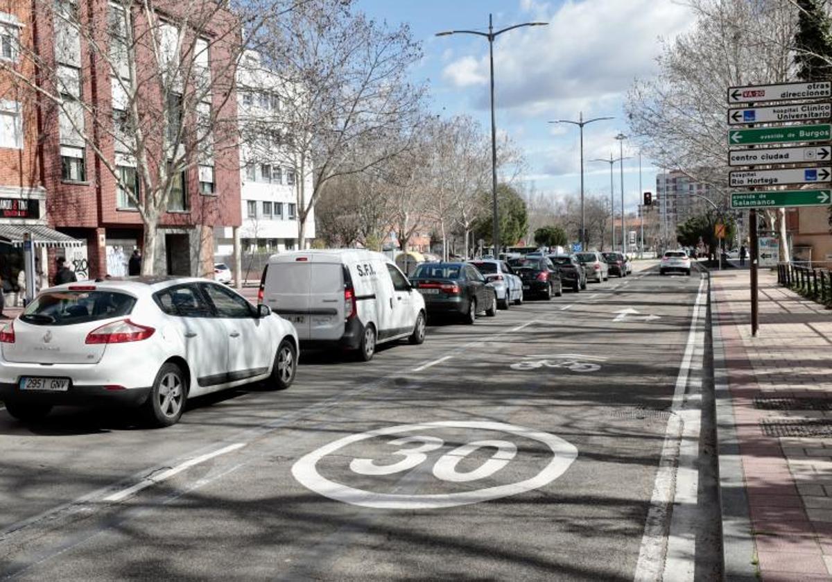 Imagen principal - La nueva señalización de la avenida de Gijón (arriba), el puente de Isabel La Católica (debajo a la derecha) y del puente de Poniente (izquierda).