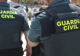 Dos agentes de la Guardia Civil.