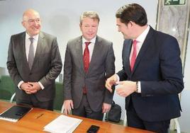 Jesús Julio Carnero (alcalde de Valladolid), José Antonio Santano (secretario de Estado de Transportes) y Juan carlos Suárez-Quiñones (consejero de Medio Ambiente), en el Consejo de Administración de Valladolid Alta Velocidad.