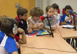 Los jóvenes locutores en la WEB Radio.