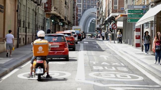 Imagen antes - El cambio de las marcas viales de la calle López Gómez tras la eliminación del carril bus y taxi.