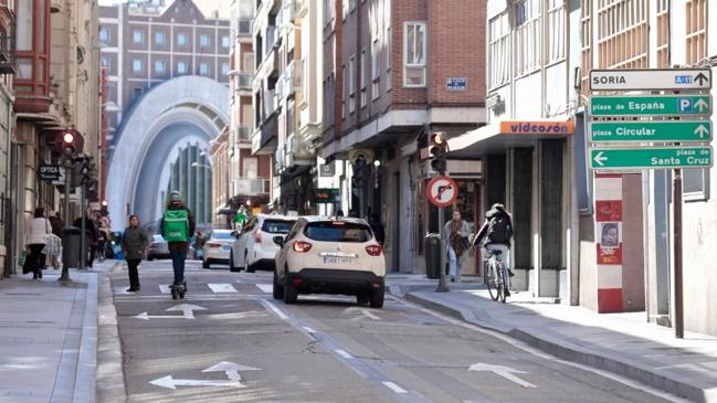 Imagen después - El cambio de las marcas viales de la calle López Gómez tras la eliminación del carril bus y taxi.