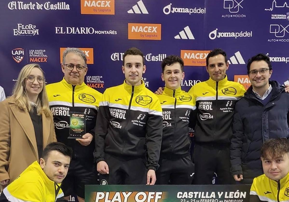 Beatriz y Carlos G. Arranz, gerentes de Dux Automoción y el equipo de Nava Padel Indoor.