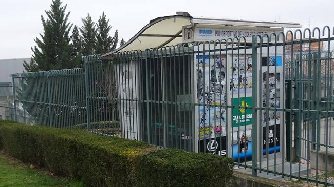 Imagen después - La caseta, en su ubicación original en Fuente Dorada (2006) y en su actual emplazamiento como taquilla del polideportivo de Canterac (2024).