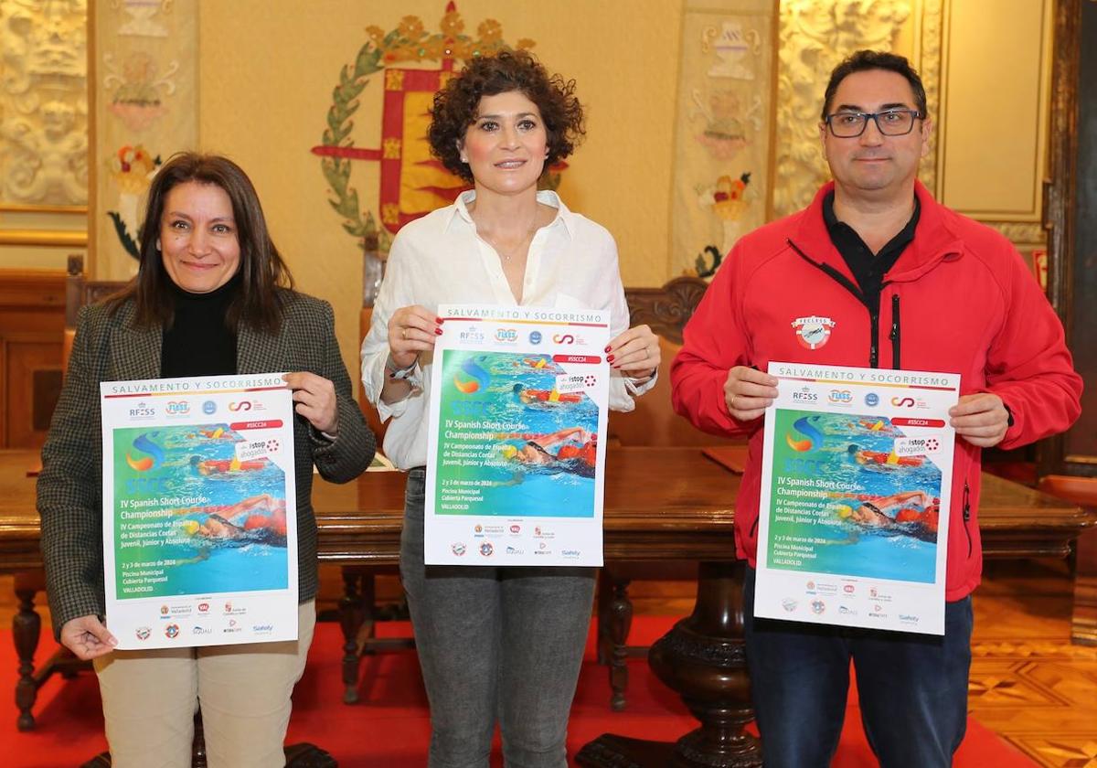 Mayte Martínez, con Isabel García y Alberto Retuerto.