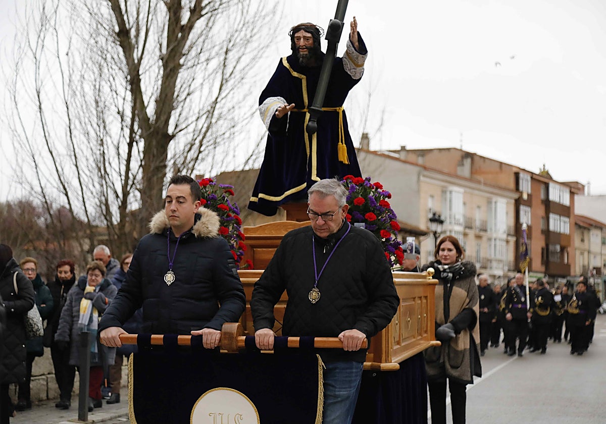 Momento del traslado de la imagen del Nazareno.