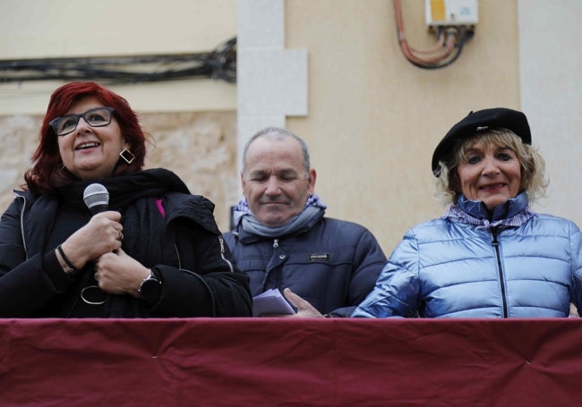 Ana Isabel Gutiérrez, presidenta de la ADR Valle del Cuco; Ángel Mínguez, alcalde de Curiel de Duero; y Dori Andrés, con la boina de pregonera de la Jornada del Vino y de las Tradiciones.