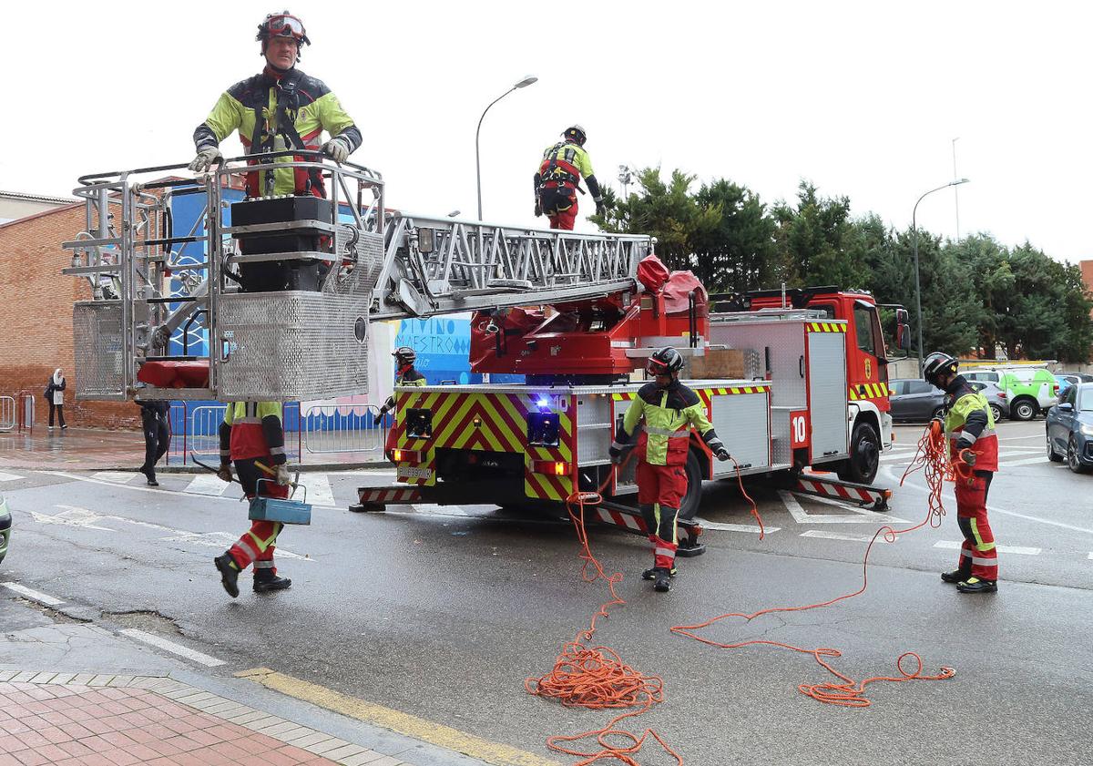 Imagen principal - Actuaciones de los bomberos como consecuencia del fuerte viento.