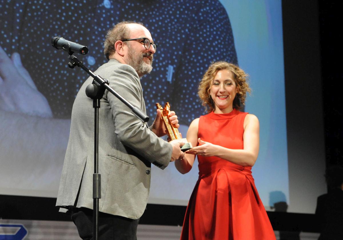 Borja Cobega recibe su premio.