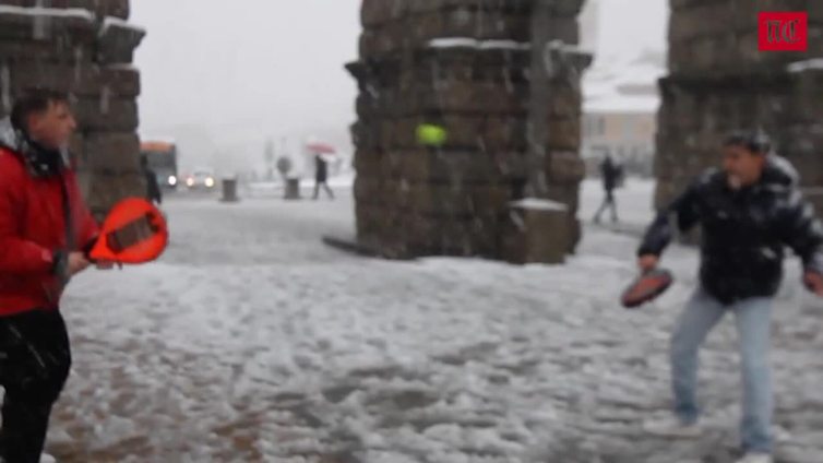 Partido de pádel en plena nevada en Segovia