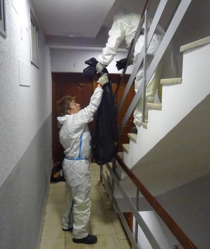 Imagen secundaria 2 - Operarios vacían la vivienda duranta la última limpieza el pasado mes de febrero.