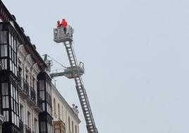 Un equipo de Bomberos trabaja tras un desprendimiennto en Bajada de la Libertad.