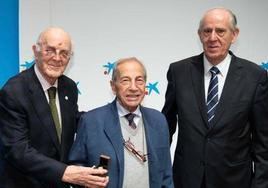 Fernando Navarro, en el centro de la imagen, recibe la Insignia de Oro acompañado de Jesús Mediavilla y de Pedro Miguel Llorca, presidente de la Federación de Bancos de Alimentos.