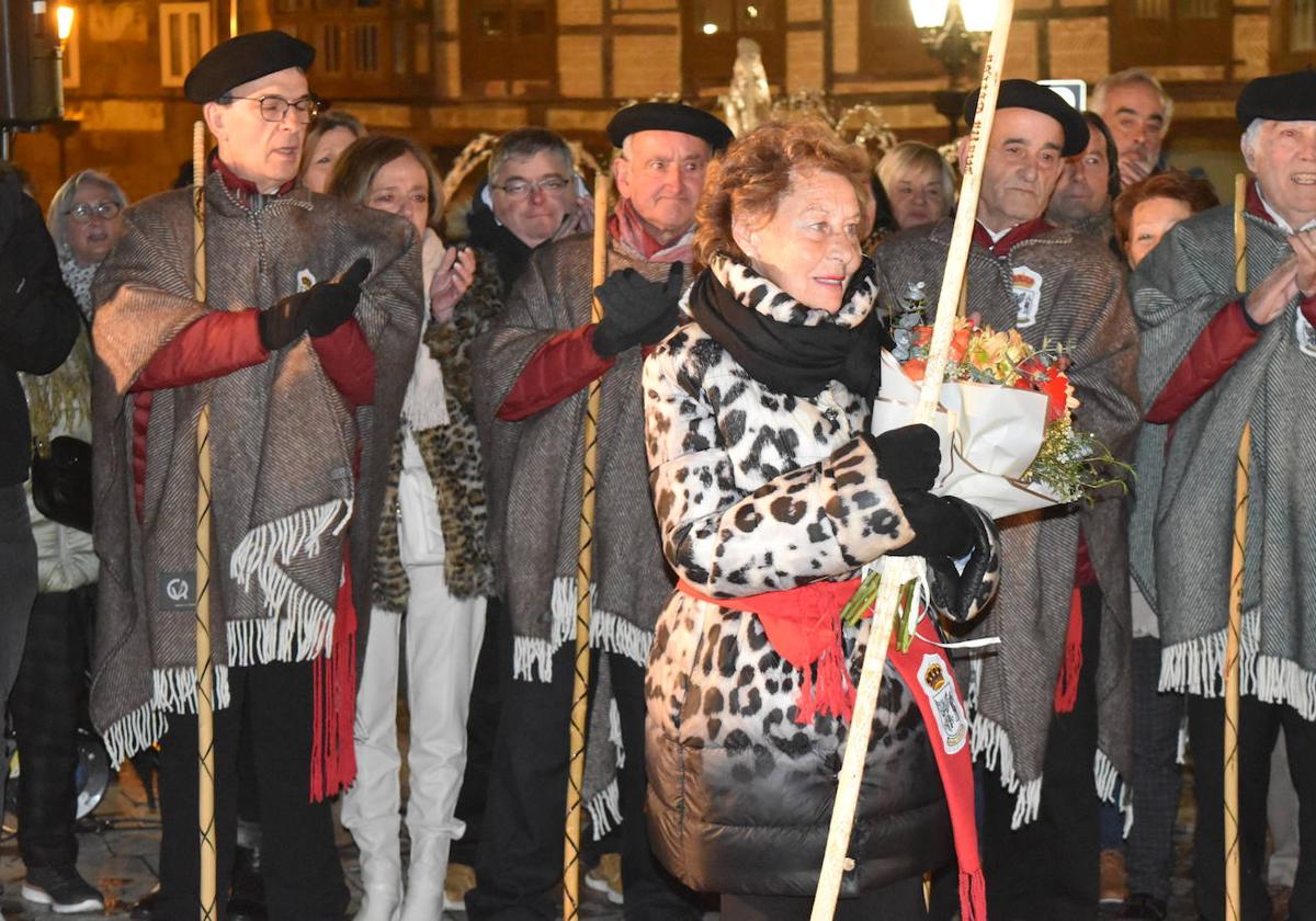 Los integrantes de Ronda Aguilar aplauden a la nueva Marcera Mayor.