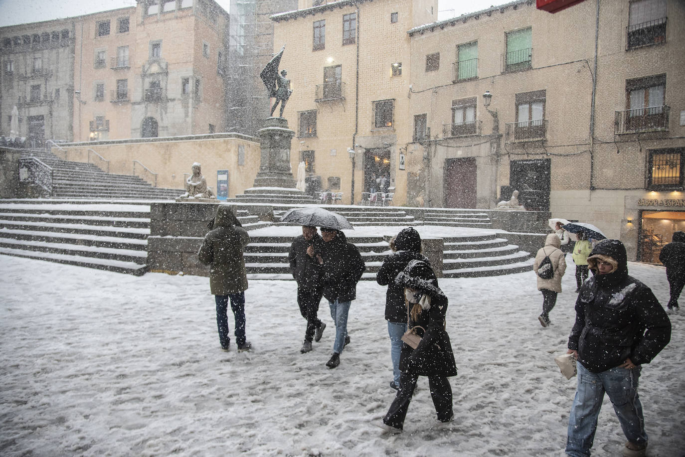 La nevada en Segovia capital, en imágenes