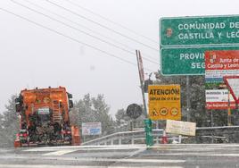 Máquina quitanieves en el Alto de Navacerrada.