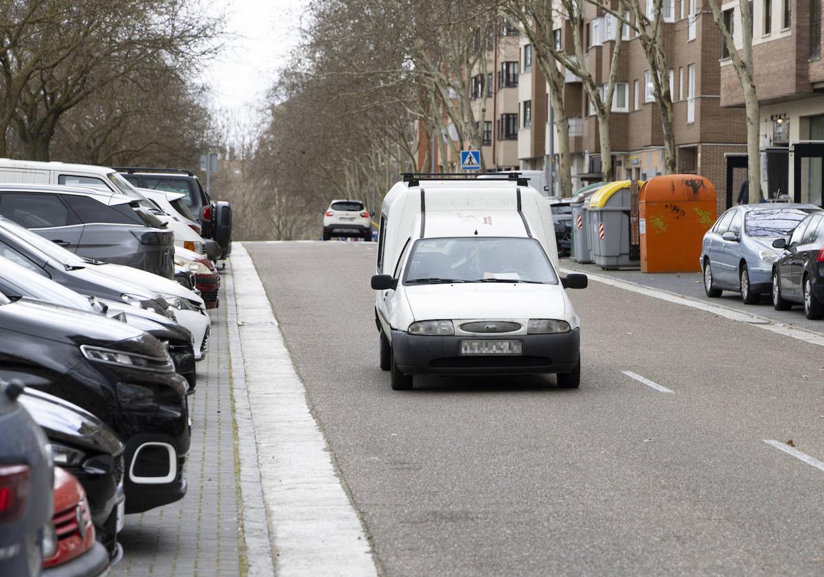 Una furgoneta cruza la calle Juan García Hortelano, lugar donde han sucedido dos robos.