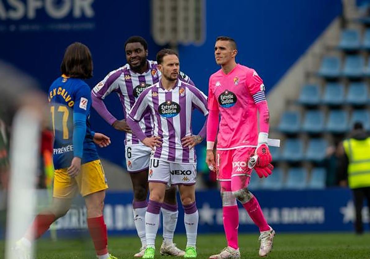 Boyomo, Iván Sánchez y Masip, con gesto cariacontecido tras la derrota ante el Andorra.