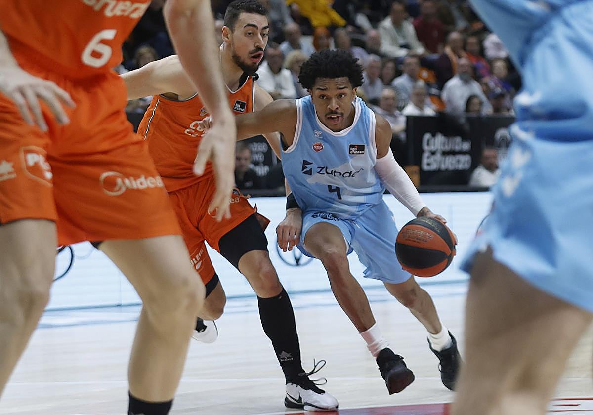 Hands, presionado por la defensa del Valencia, intenta penetrar en la pintura.