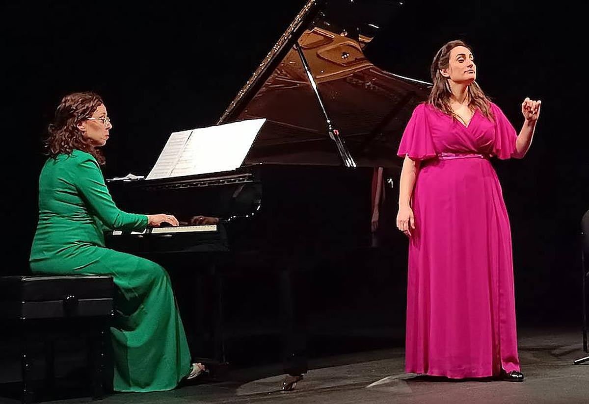 Irene Alfageme al piano y la soprano María Martín González durante el concierto en la sala Delibes del Teatro Calderón.