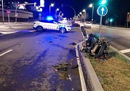 Estado en el que quedó la moto de reparto tras el impacto en la avenida de Salamanca.