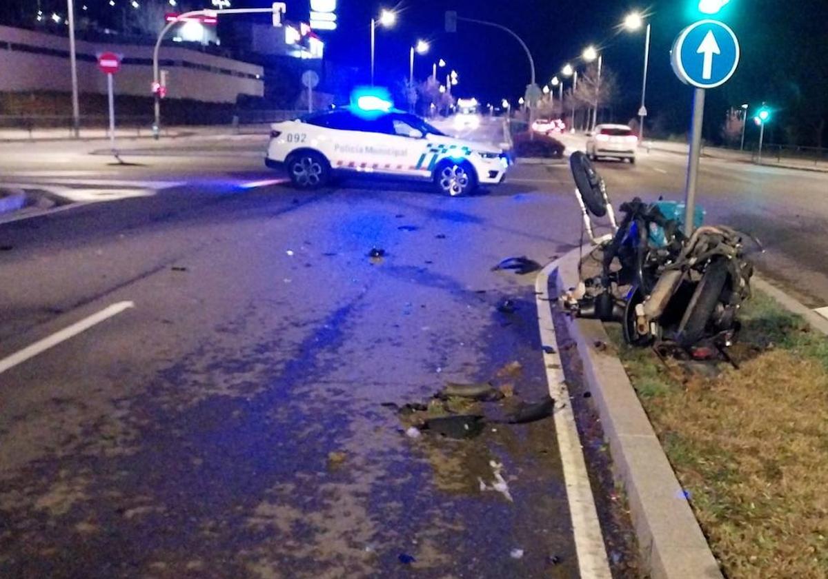 Estado en el que quedó la moto de reparto tras el impacto en la avenida de Salamanca.