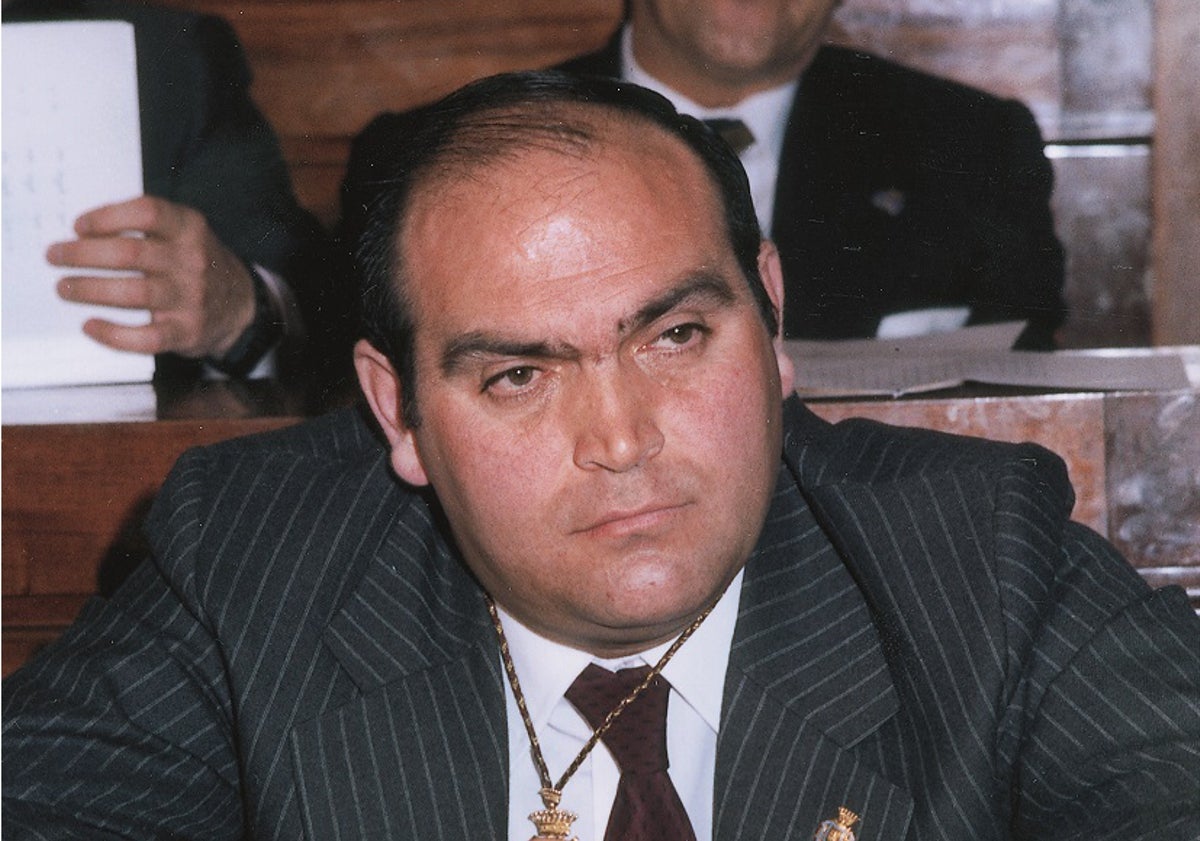 Imagen principal - Arriba, José María Peña, alcalde de Burgos entre 1979 y 1992 e impulsor, junto a José María Codón (abajo), de la Junta Pro-Burgos Cabeza de Castilla. Noticia de El Norte de Castilla sobre la propuesta burgalesa de separarse de la autonomía.