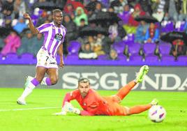 Sylla, tres meses sin marcar, cruza su disparo ante el meta Dani Martín en el partido de ida ante el Andorra.