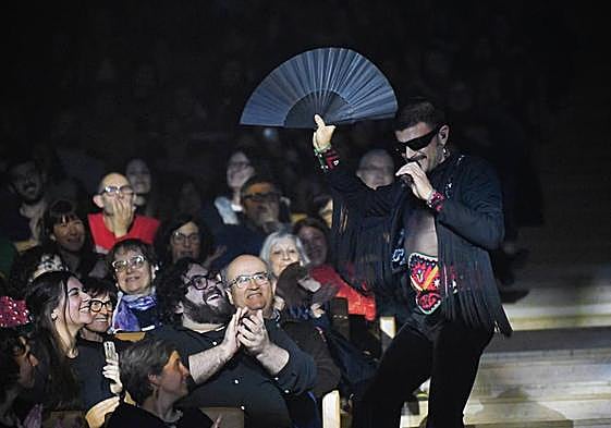 Rodrigo Cuevas interactúa con el público durante el concierto.