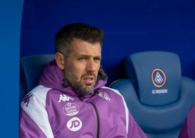 Un pensativo Paulo Pezzolano antes del partido del Real Valladolid en el campo del FC Andorra