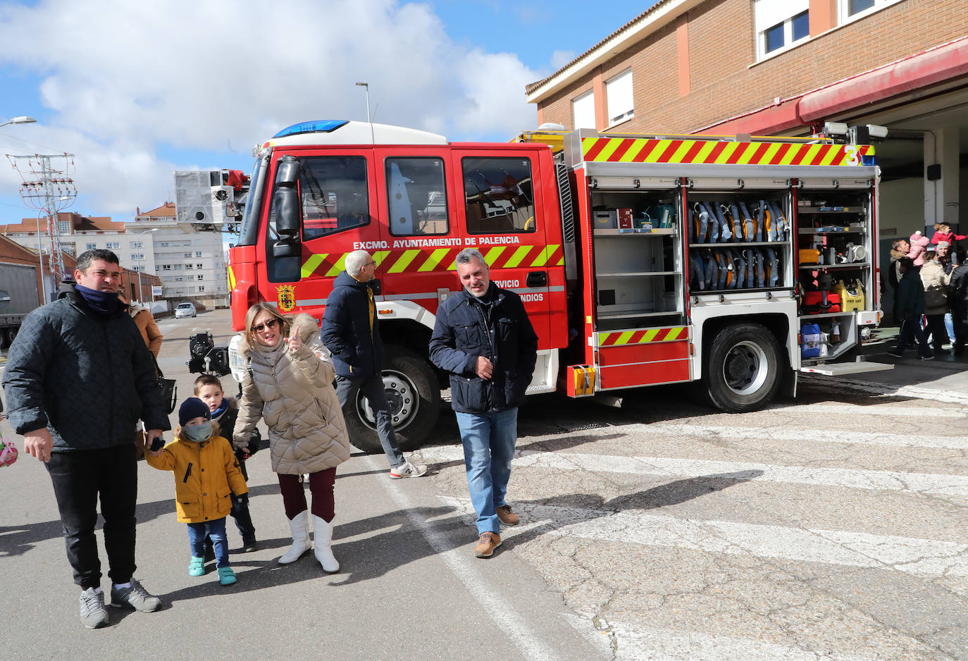 Los más pequeños aprenden de los bomberos de Palencia