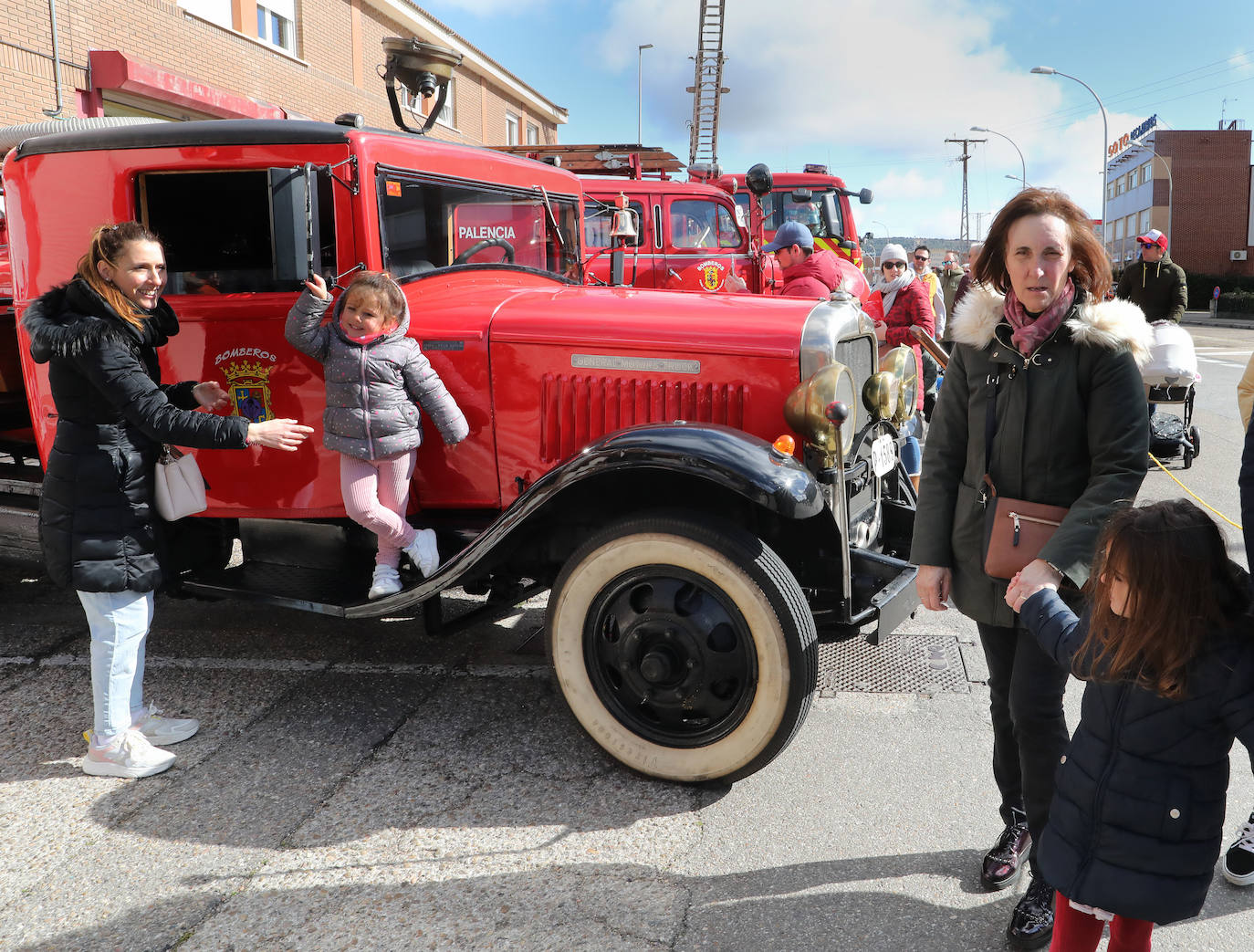 Los más pequeños aprenden de los bomberos de Palencia